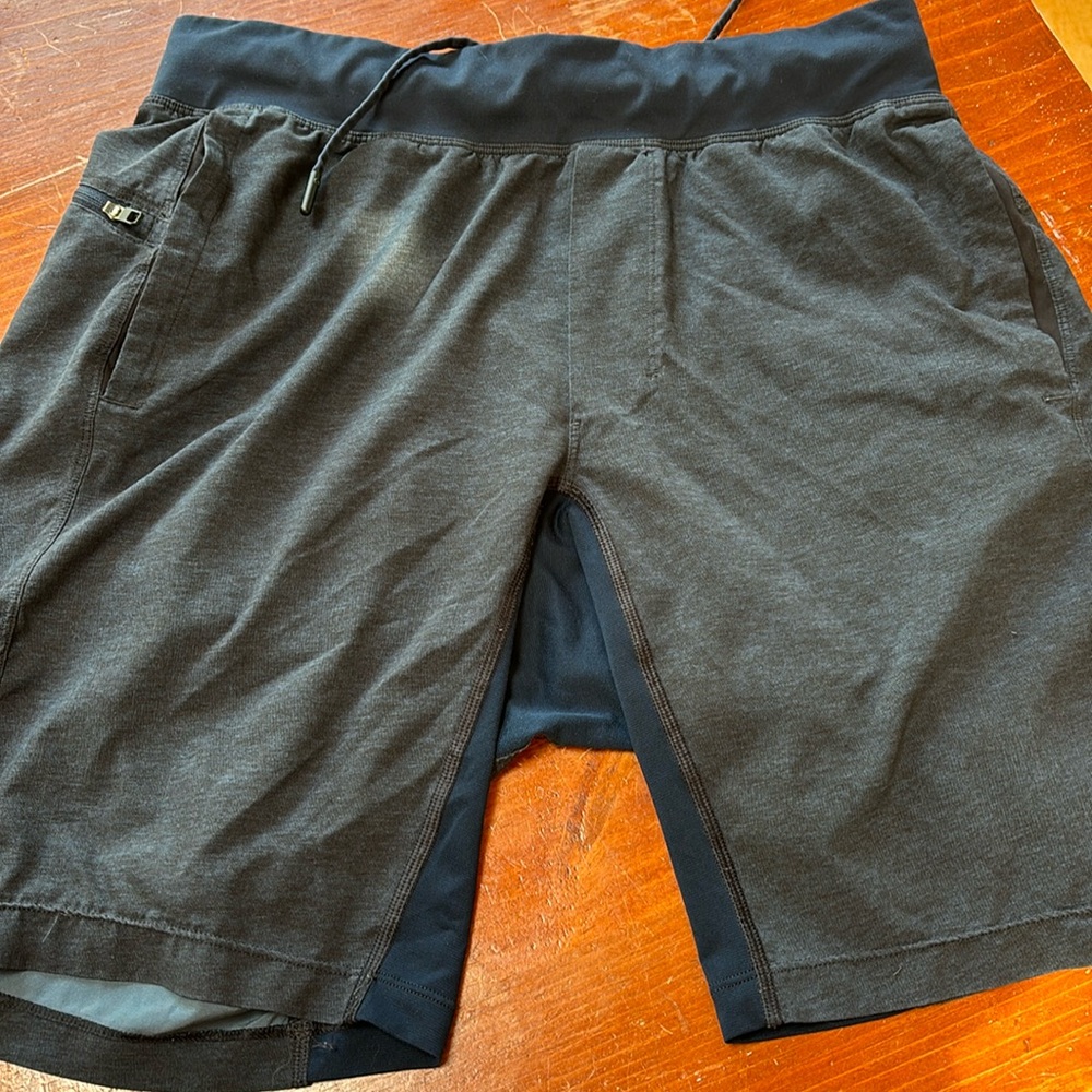 Men’s LULU LEMON yoga shorts measurements in pictures tag cut